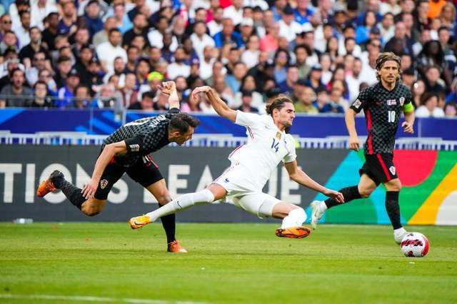 U23亚洲杯分组A组：卡塔尔、澳大利亚、约旦、印尼B组：日本、韩国、阿联酋、中国C组：沙特、伊拉克、泰国、塔吉克斯坦D组：乌兹别克斯坦、越南、科威特、马来西亚罗马诺：格列兹曼专注于马竞 他不会在冬窗加盟曼联罗马诺在今天的专栏中谈到了格列兹曼，直接指出法国球星只想留在马德里竞技，和曼联没有联系。